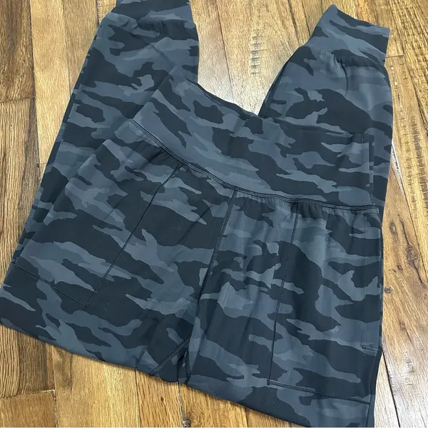 Athleta Salutation Camo Joggers Size Small - Image 5