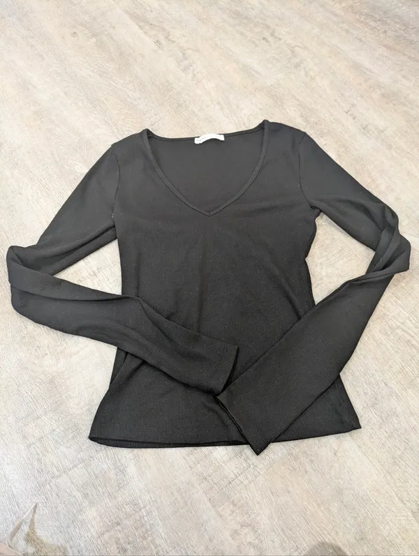 NEW! Bershka Black Ribbed V-Neck T-shirt Size Medium - Image 2