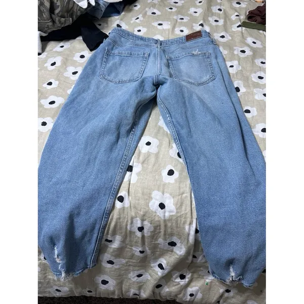 Hollister high rise mom jeans - Image 6