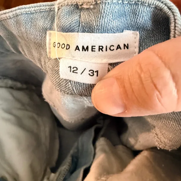 Good American Distressed Light Wash Cropped Jeans Size 12 / 31 - Image 5