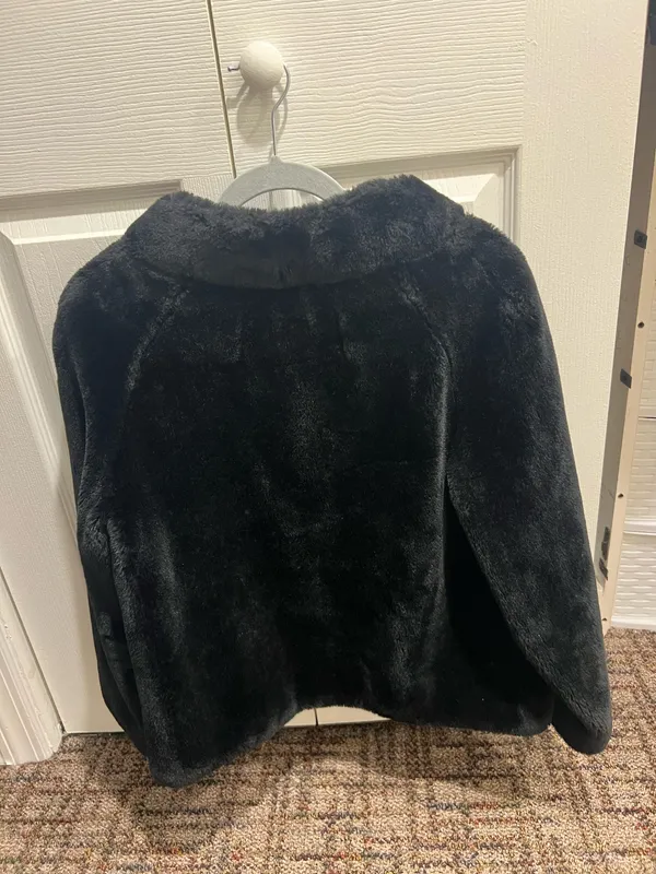 Elegant black faux fur jacket. Perfect for a chic look. - Image 3