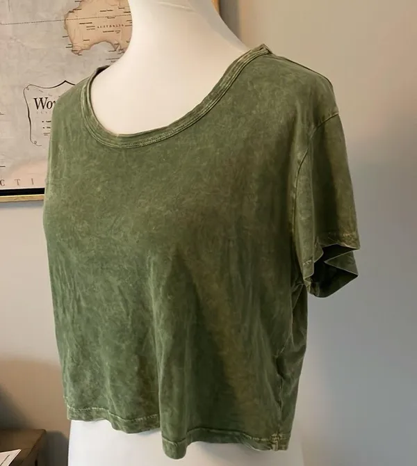 💚😍 Cutest Green Acid Wash Flowy Urban Outfitters Short Sleeve Crop Top - Image 2
