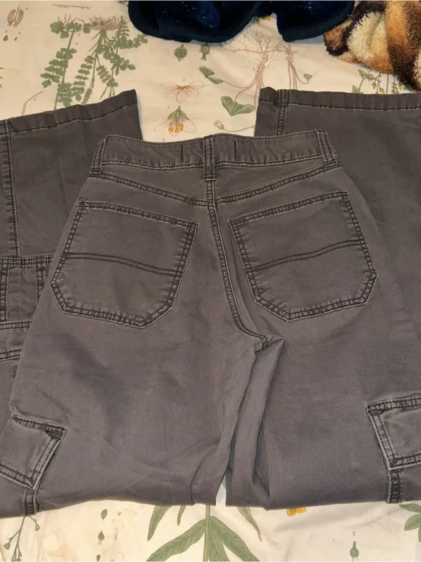 Hollister grey cargo jean pants - Image 3