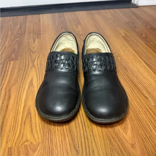 UGG Anila black leather slip-on clogs with a woven vamp detail size 9 - Image 2