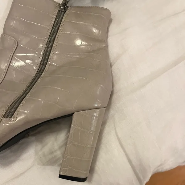 Grey Crocodile-Embossed heeled Ankle Boots size 9! Like new - Image 5