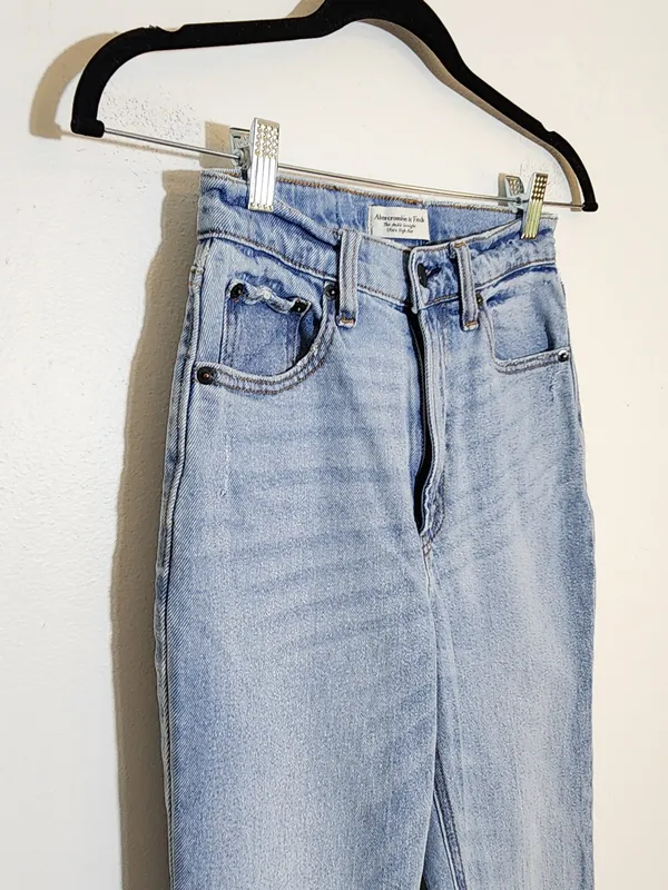Abercrombie & Fitch Light Wash Ultra High Rise Ankle Straight Jeans Size 0 - Image 4