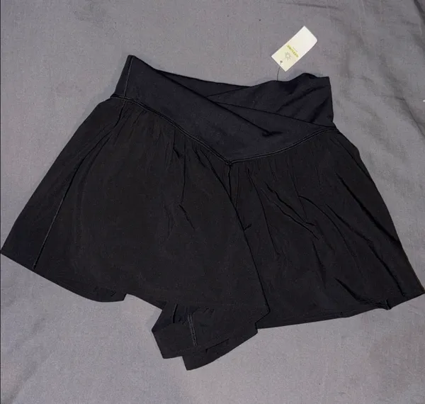OFFLINE By Aerie Real Me Crossover Flowy Short Black Size XS nwot - Image 3