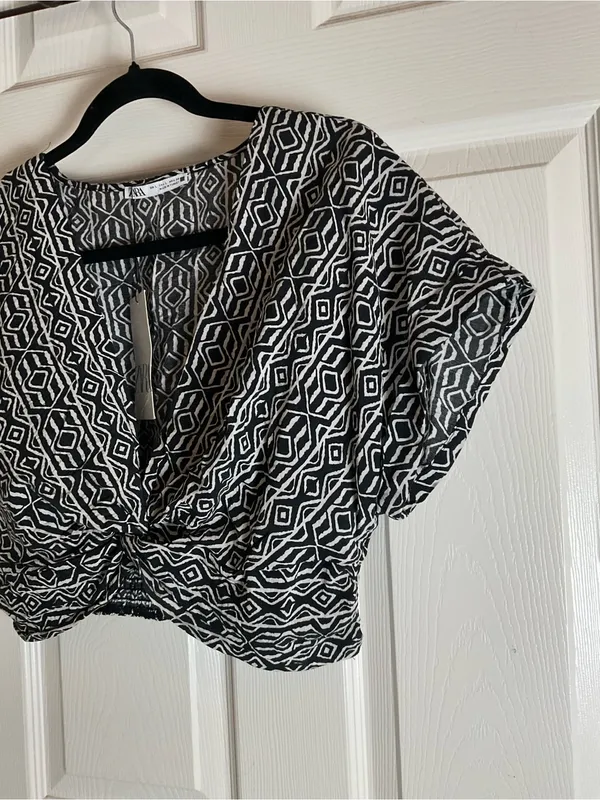 NWT Zara Black & White Geometric Print Front Knot Crop Top Size Large - Image 3