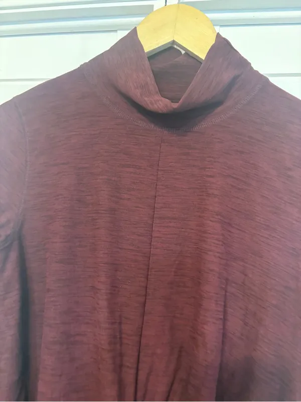 Old Navy Active Breathe On Burgundy Twist Front Long Sleeve Top Size Small - Image 3