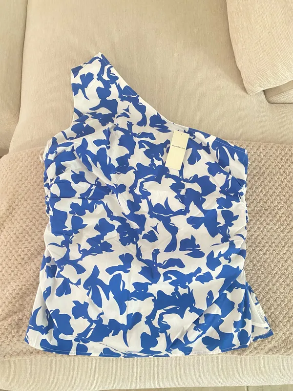 Abercrombie & Fitch Asymmetrical Top Size Medium - Image 2