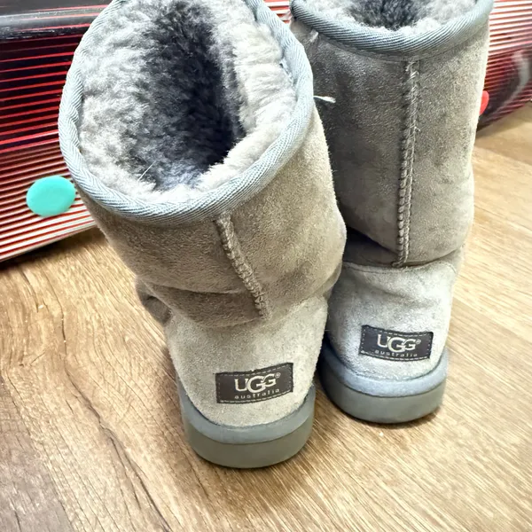 UGG Women's Classic GRAY SUEDE Short Boots Size 8 GUC - Image 3