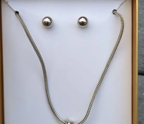 NWT Silver Plated Stone necklace with Ball Stud Earrings Gift Set - Image 3