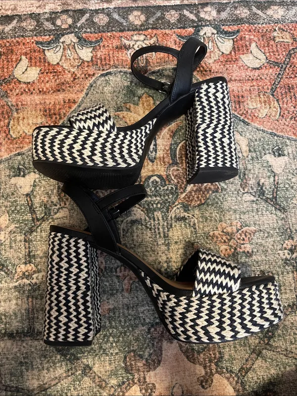 Universal Threads Black and White Chevron Platform Sandals - Image 2