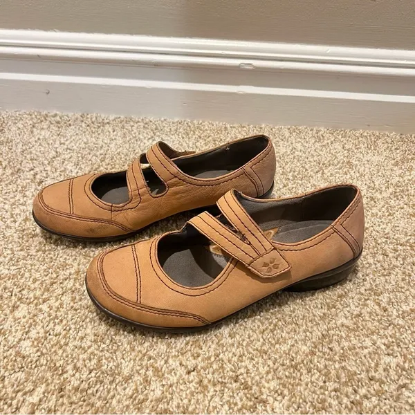 Naturalizer N5 Comfort Sz 7W Brown leather Women’s Mary Jane Shoes w/ Strap - Image 3