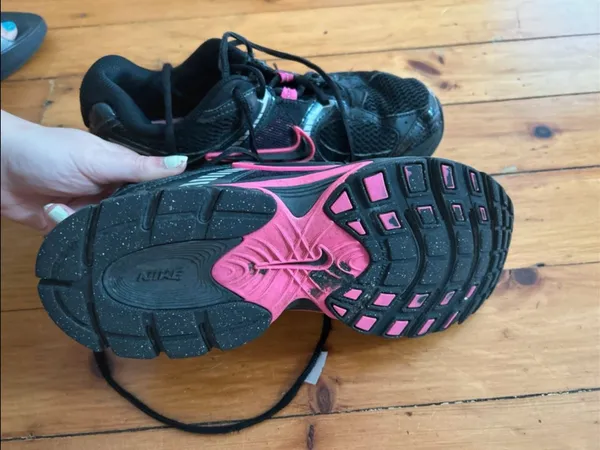 Nike v5 nr in the black and pink 8.5 sneakers - Image 3