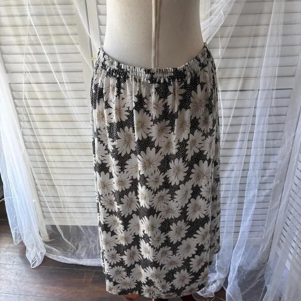Vintage Black and white Cricket Lane floral midi skirt with elastic waistband - Image 3