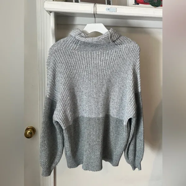 FINAL PRICE American Eagle Outfitters Two-Tone Gray Turtleneck Sweater - Image 5