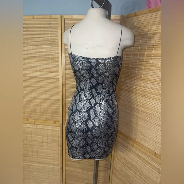 Windsor silver black snakeskin mini dress woman’s medium STRETCHY! - Image 2