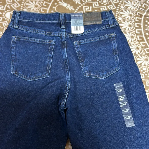 Wrangler NWT Blues Relaxed Fit - Image 4