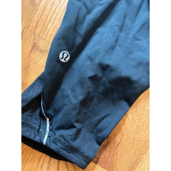 Lululemon Run: Fast Free Crop Mini Squiggle Emboss Black‎ / Split Pea Size 6 - Image 6