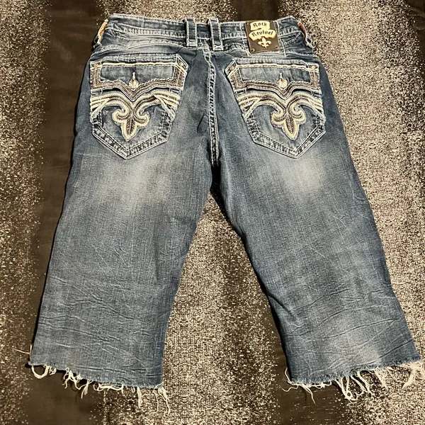 Womens 32" Rock Revival Feeny Straight Distressed Cutoff Denim Capris - Image 2