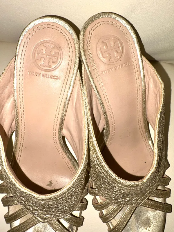 Tory Burch Brida high-heeled mules in metallic gold leather (color "Gold"). They have minor damage to the insole. Size 7 - Image 6