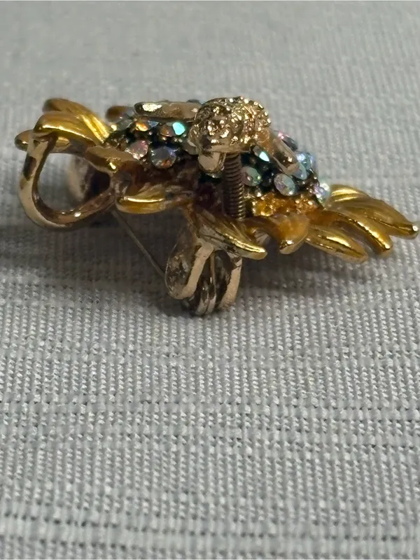 Sunflower with Bee Brooch Gold - Image 3