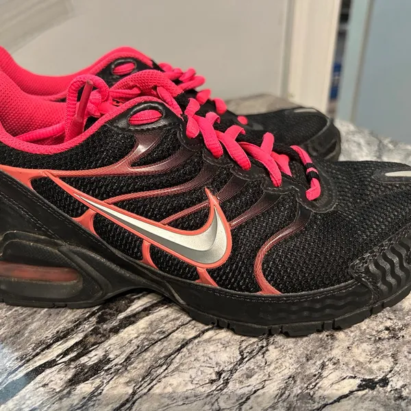 Nike Women's Black and Pink Athletic Shoes - Image 3