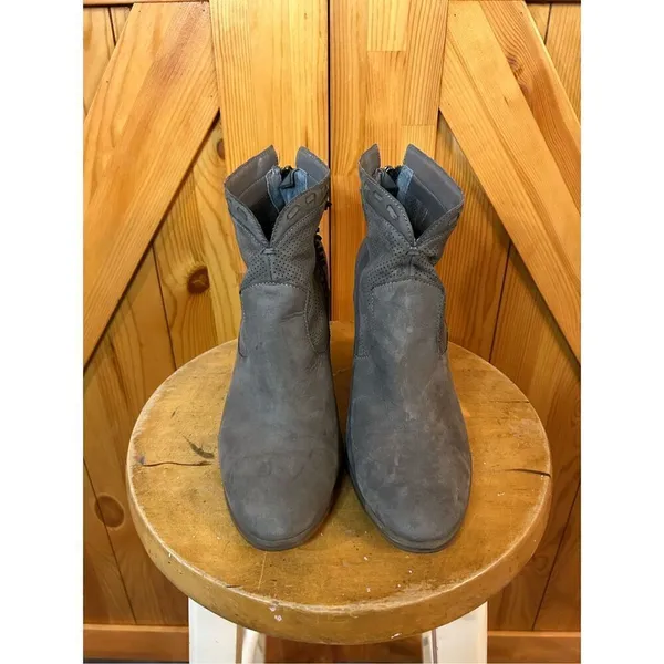 Vince Camuto Fretzia Ankle Bootie Gray Suede Boot Perforated 3.5” Heel 8.5 - Image 2