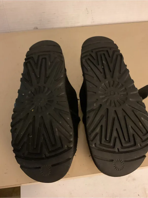 UGG women black suede leather sheepskin platform greenpoint sandals 6.5 - Image 10