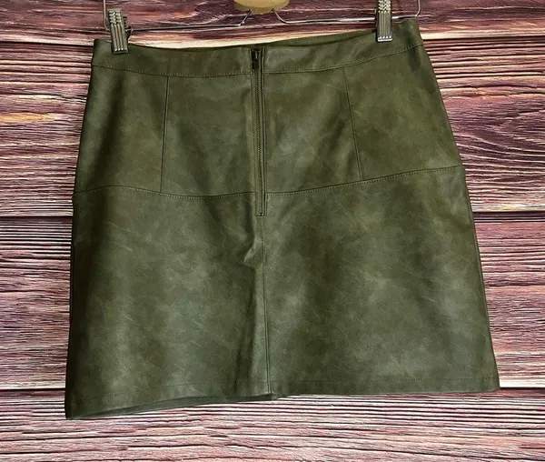 Stella Luce Faux Leather Sage Green Skirt with Pockets. Size Large. - Image 6