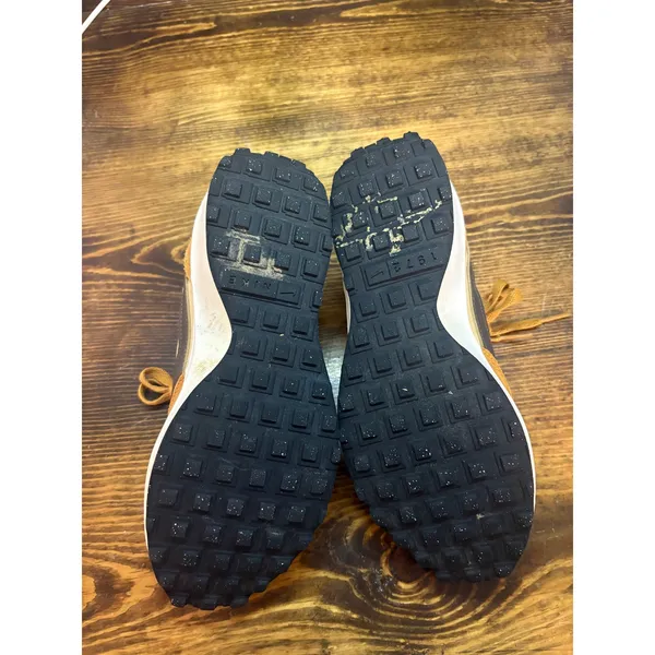 Nike gold sneakers size 7.5? - Image 9