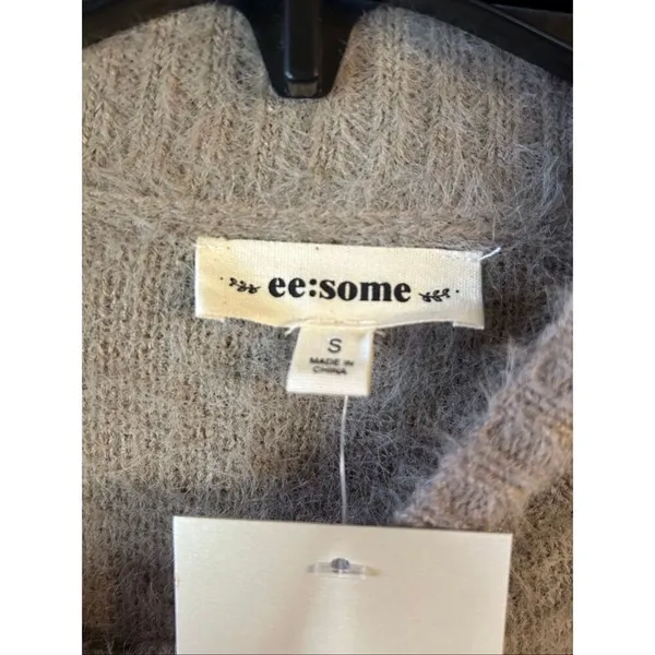 ee:some Women's Fuzzy Cropped High Low Beige Sweater NWT Size Small (5406) - Image 4