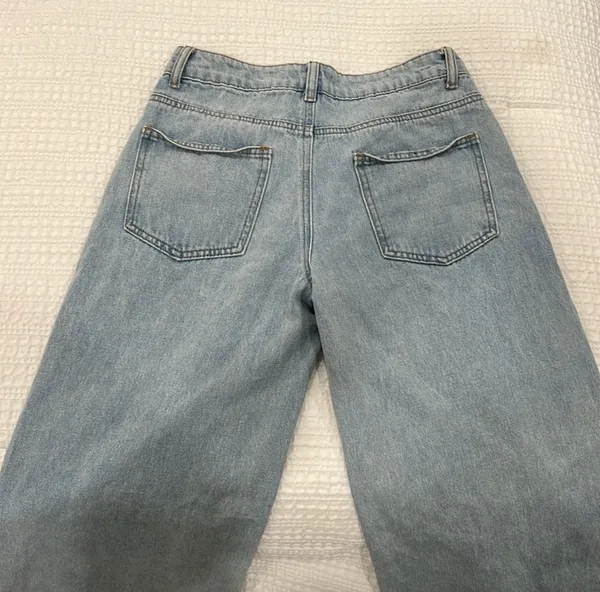 Edikted Raelyn Low Rise Light Wash Jeans XS - Image 5