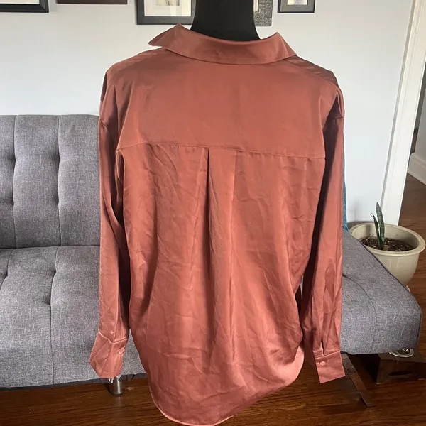 New with tags Uniqlo Women's Copper satin Button-Down Shirt size small - Image 3