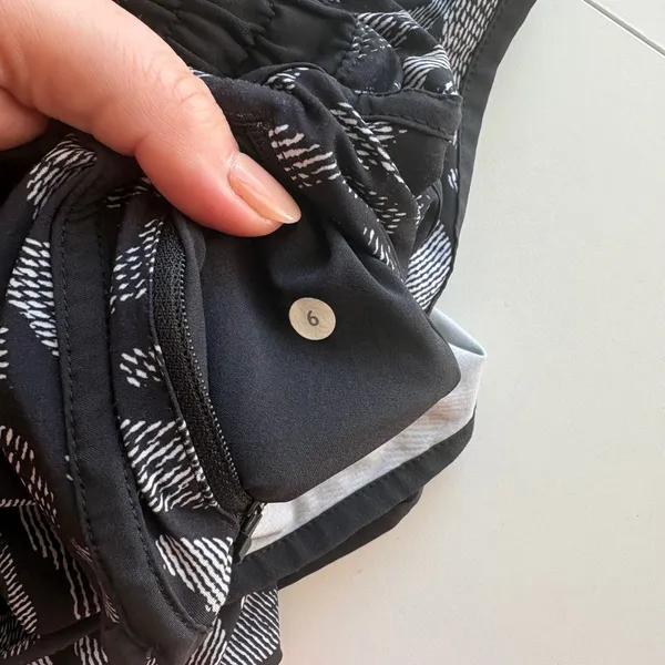 Lululemon‎ Tracker Short V Women Size 6 Black White Abstract Print Running - Image 7
