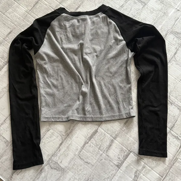 Y2K Style Raglan Long Sleeve Cropped Crew Neck Ribbed Black And Gray Shirt Top M - Image 3