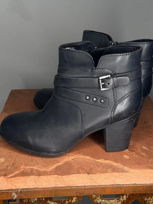 Rockport Black Leather Booties Size 8.5 - Image 3