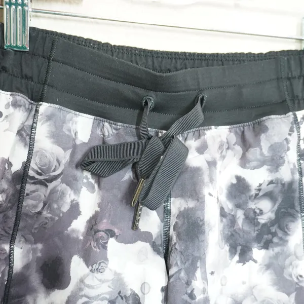 Lululemon Size 2 Hotty Hot Shorts 2.5 Gray Floral Watercolor Running Shorts - Image 2