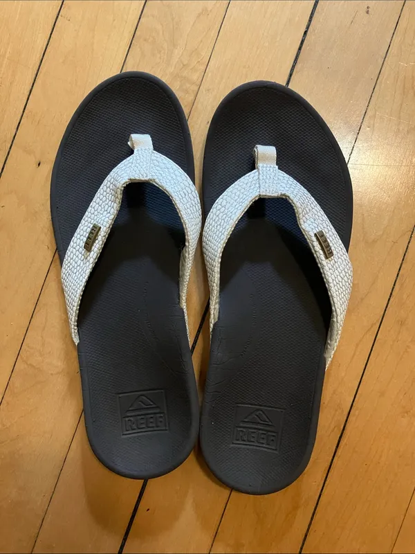 Reef Star Cushion White Metallic Strap and Brown Flip Flops Size 9 - Image 4