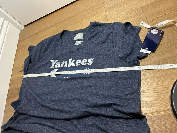 Majestic Women’s 2XL Yankees t shirt - Image 9