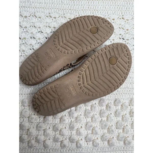 CROCS Women's 9 Kadee II Leopard Print Thong Flip Flop Sandal Shoes Tan - Image 6