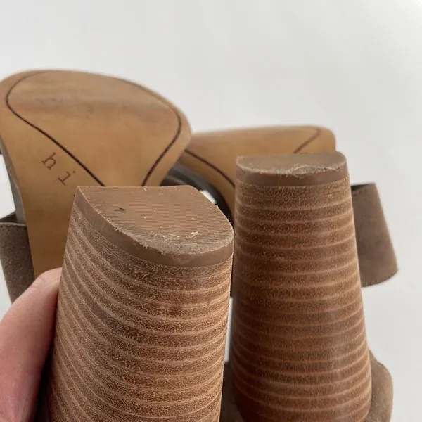 Hinge size 7.5 taupe leather zipper back 4” heeled sandals. - Image 4