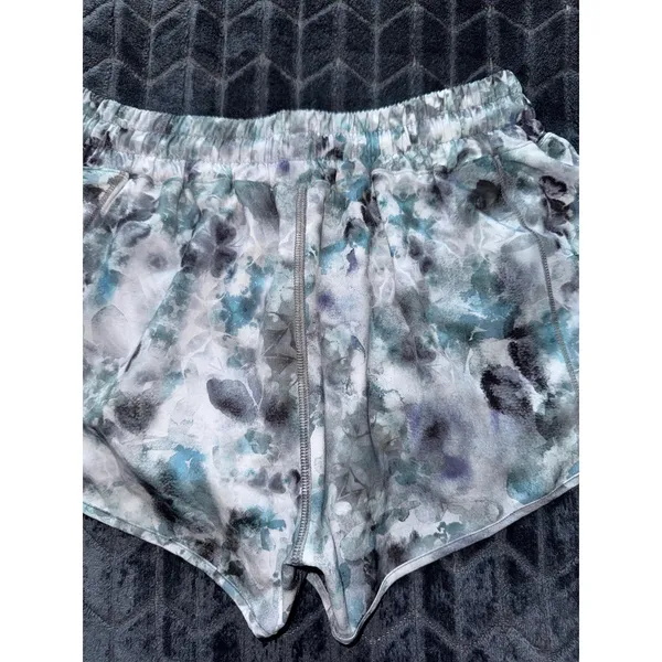 Lululemon Hotty Hot Low-Rise Lined Short Kaleidofloral Multi/Blue Cast Size‎ 6 - Image 5