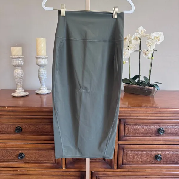 Lululemon Nulu Slim-Fit High-Rise Midi Skirt Army Green Size 6 NWOT - Image 2