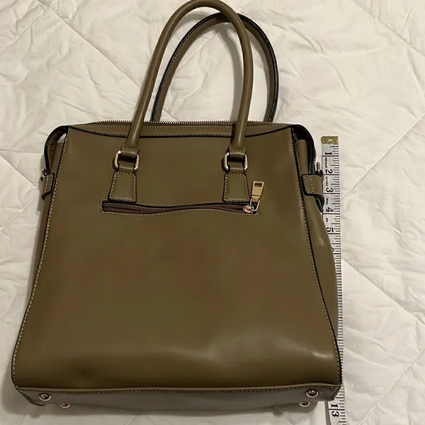 Beautiful green crossbody handbag Lots of details and pockets EUC - Image 6