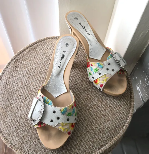 2000s vintage white and multi-coloured wooden kitten heeled sandals platforms with a floral pattern rhinestones buckle detail (Size EUR 37/ US 6.5) - Image 2