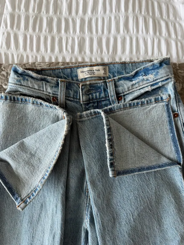 Abercrombie High-Rise Jeans Split Hem - Image 2