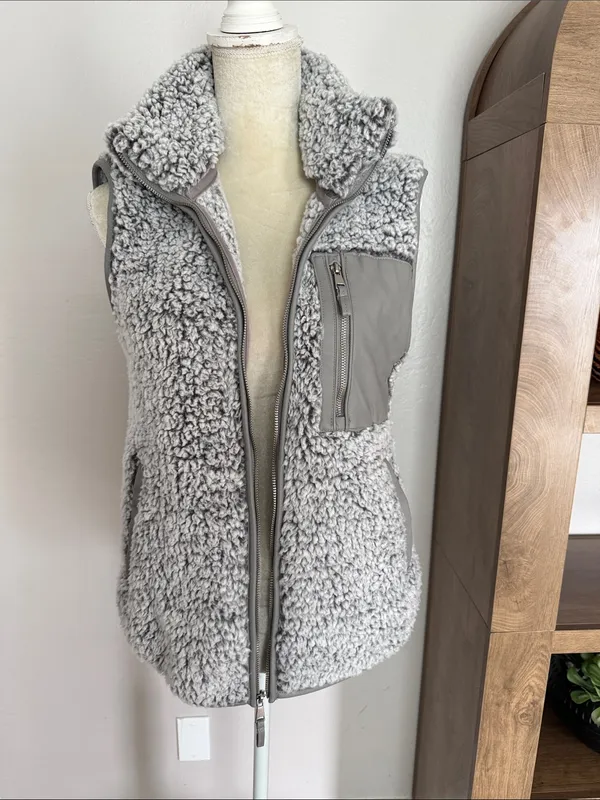 NWT Abercrombie & Fitch soft A&F collection Sherpa Puffer Vest - Light Gray - Image 2