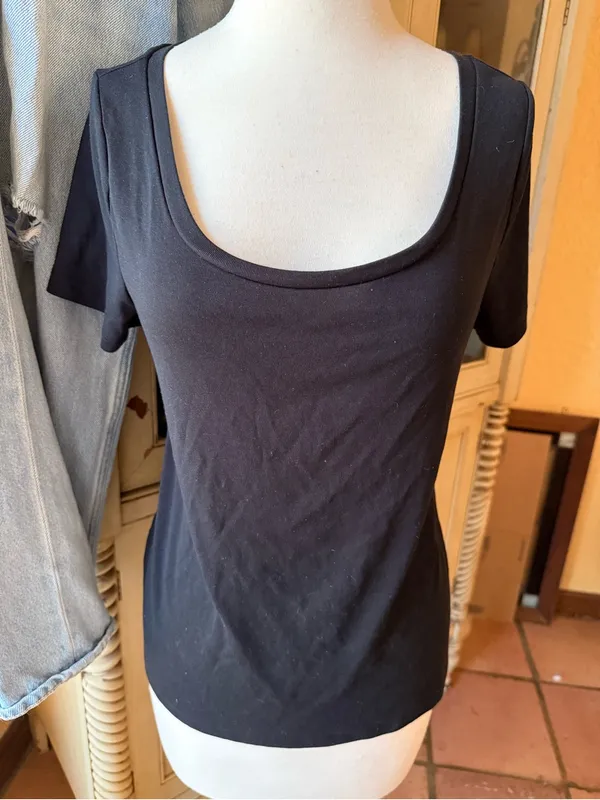 Old Navy T-shirt medium and large - Image 5